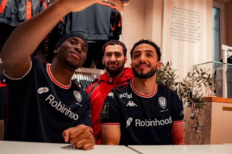 مستغلًا فترة تعافيه.. عبد المنعم يلتقي جماهير نيس